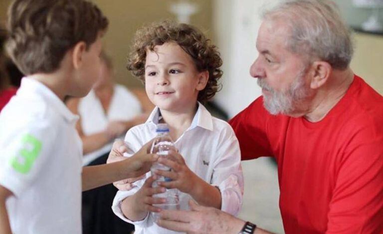 O ex-presidente Lula com o neto Arthur, em uma imagem de arquivo. A criança morreu nesta sexta-feira, 1 de março, vítima de uma meningite.