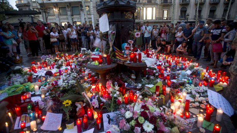 Dezenas de pessoas comparecem à fonte de Canaletas, em Las Ramblas, em homenagem às vítimas.