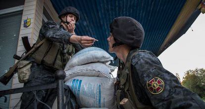 Soldados ucranianos em um posto de controle de Slaviansk.