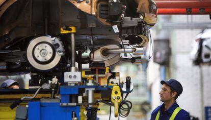 Um operário numa fábrica de automóveis de Valencia.