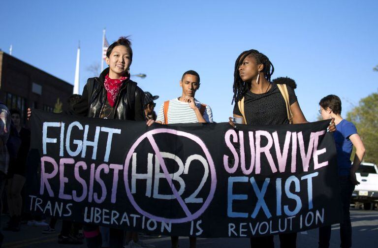 Manifestantes na Carolina do Norte contra a lei que exige que os transexuais usem banheiros do seu gênero biológico, não com o qual se identificam.