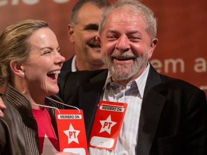 Gleisi Hoffmann e Lula na primeira reunião do novo Diretório Nacional do PT, em agosto de 2017.