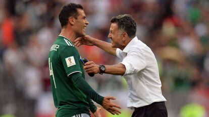 Osorio comemora vitória sobre a Alemanha com Rafa Márquez.