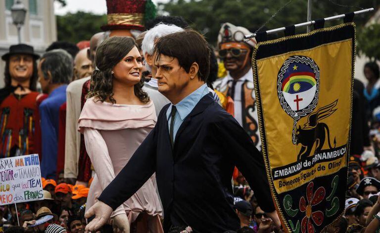 Boneco gigante de Bolsonaro é vaiado no Carnaval de Olinda.