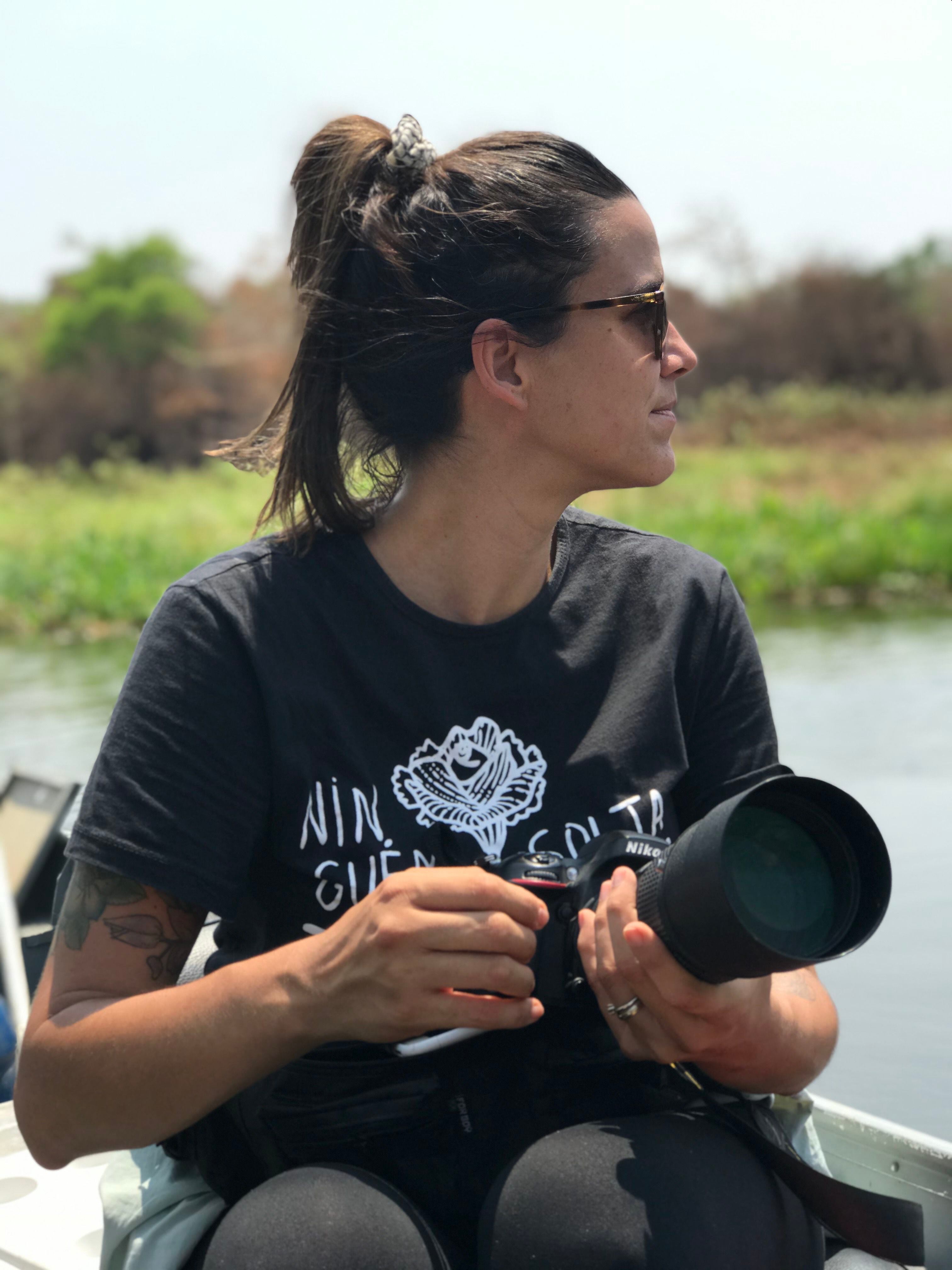 A pesquisadora Luciana Leite, fotografada no rio São Lourenço, no Pantanal, onde foi voluntária contra os incêndios neste verão