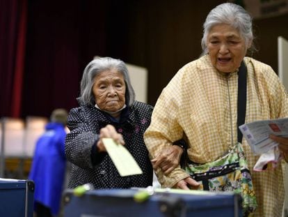 Duas mulheres votam em Tóquio neste domingo.