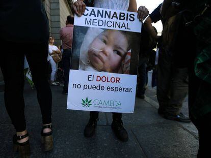 Mulher mostra cartaz a favor da legaliza&ccedil;&atilde;o da maconha para fins medicinais, nesta quarta-feira.