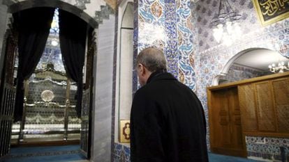 Recep Tayyip Erdogan entra na mesquita do Sultão Eyup na segunda-feira, depois de confirmada sua vitória nas eleições.
