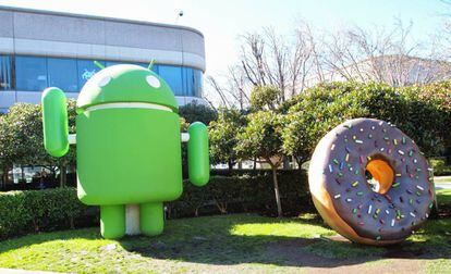 Jardim com figuras em homenagem ao Android na sede do Google.