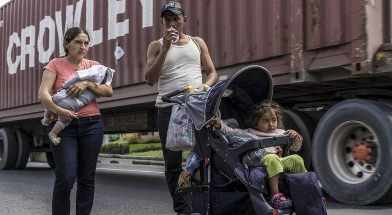 Os irmãos Arriaga caminham pela estrada que leva à Cidade da Guatemala.