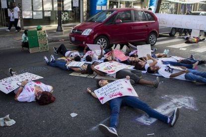 Manifestantes opositores se fingem de mortos durante protesto contra Maduro.