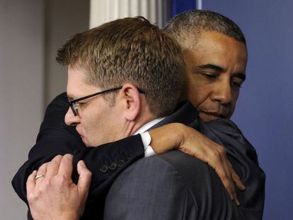 Obama abraça Jay Carney, na despedida do porta-voz.