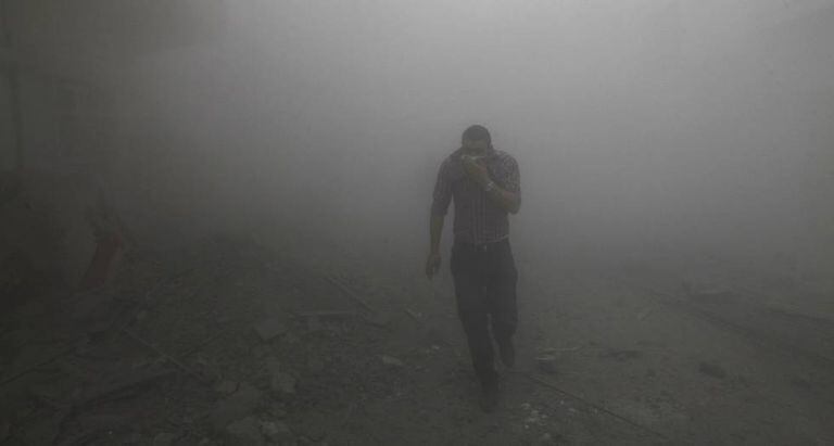Ataque lançado de um avião de combate do regime sírio em Raqqa, em 2013.