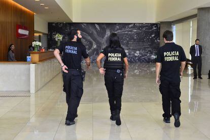 Policiais na sede da Odebrecht, em São Paulo, em fevereiro.