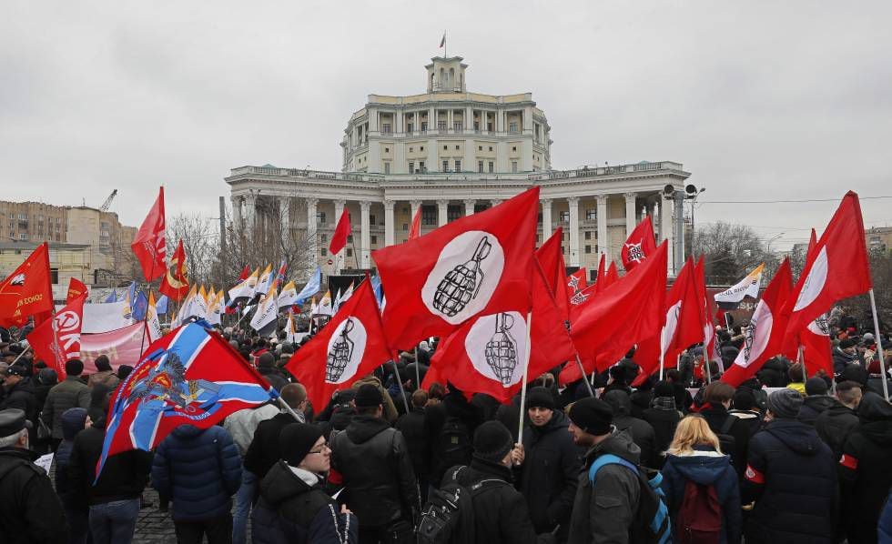 Manifestantes da oposição exigem melhoras econômicas e desenvolvimento numa manifestação em Moscou, coincidindo com o 28º aniversário do referendo de preservação da URSS e com os cinco anos da anexação da Crimeia.
