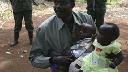 O fugitivo Joseph Kony, com seus filhos em 2008.