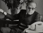 Capote em seu quarto no hotel Ritz de Paris, em 1966