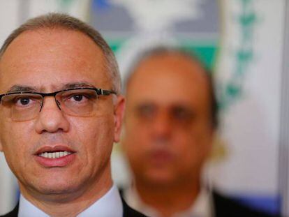 O secretário de Segurança Pública do Rio, Roberto Sá, com o governador Luiz Fernando Pezão ao fundo.