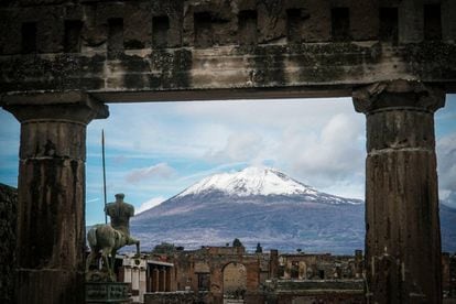 O monte Vesúvio coberto de neve, numa foto tirada das ruínas arqueológicas de Pompeia, perto de Nápoles (Itália). 