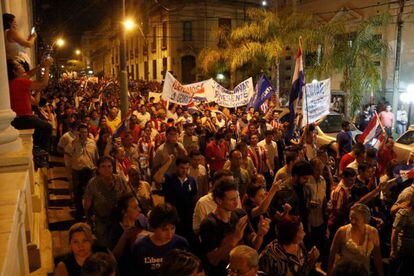 Manifestantes protestam contra o presidente e o Congresso do Paraguai.