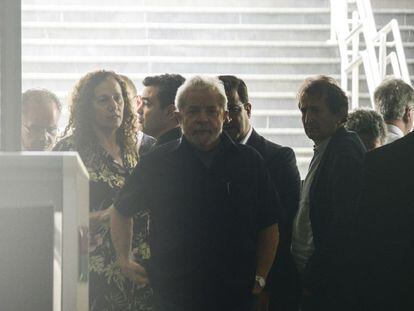 O ex-presidente deixa o aeroporto de Congonhas, em S&atilde;o Paulo. 