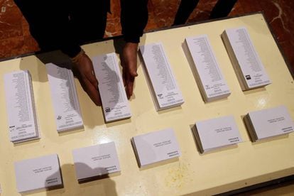 Um operário coloca cédulas na prefeitura de Barcelona, um dos colégios eleitorais onde um total de 5.553.983 catalães votarão na quinta-feira.