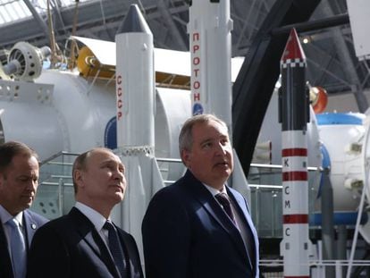 Putin visita uma exposição de mísseis em Moscou.