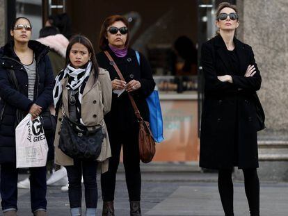 Mulheres esperam num semáforo na Gran Vía de Madri.