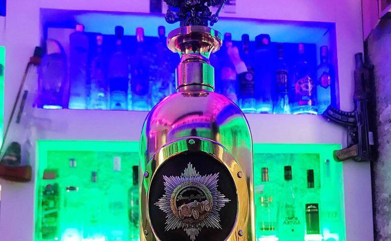 A garrafa de vodca avaliada em 1,1 milhão de euros que foi encontrada em Copenhague.