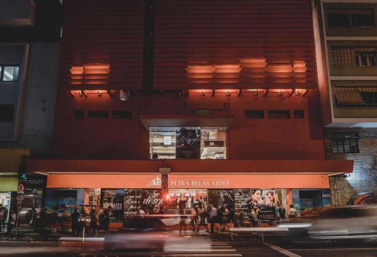 Fachada do cinema de rua Petra Belas Artes, em São Paulo.