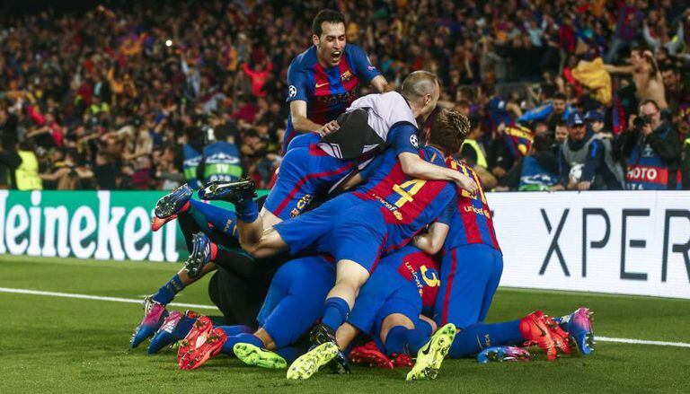 Jogadores do Barça comemoram o sexto gol contra o PSG.