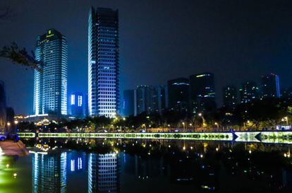 Vista noturna da cidade de Chengdu, capital da província de Sichuan, na China.