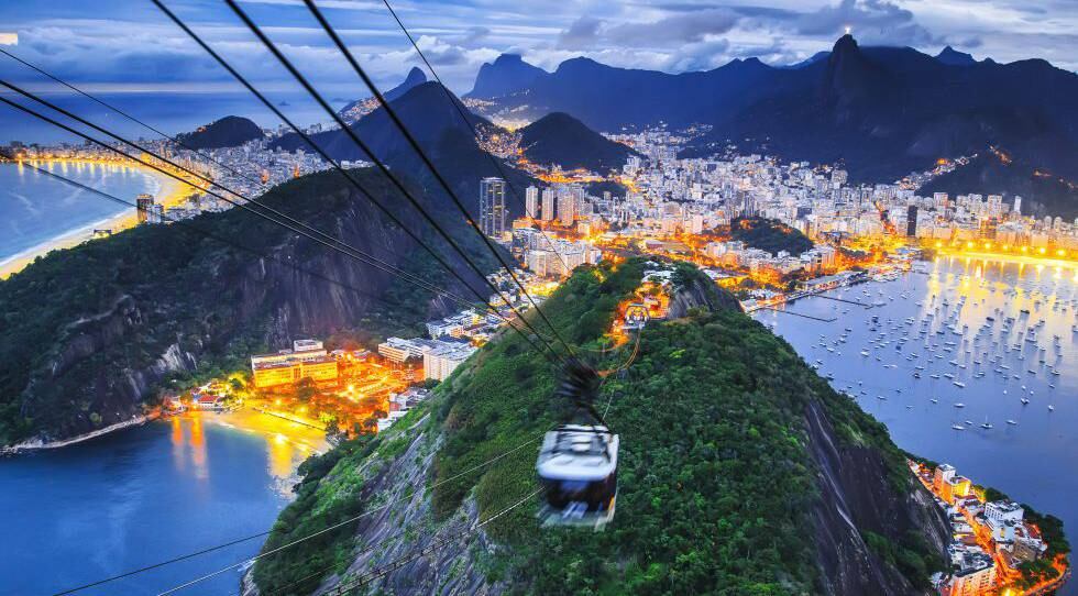 Rio desde a altura de um teleférico, com Copacabana à direita.