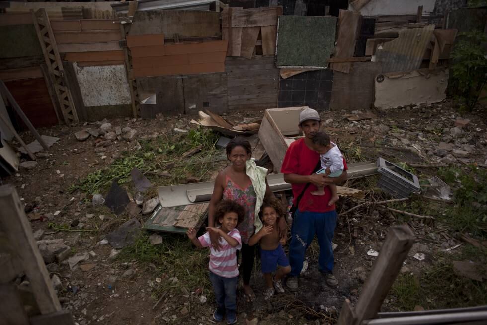 A família de Manuel Oliveira da Silva, de 35 anos, prepara seu novo lar em Jardim Gramacho.