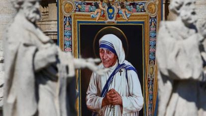 Um tapete com a imagem de Madre Teresa de Calcutá, neste domingo no Vaticano.