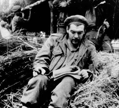 Ernesto ‘Che’ Guevara lendo no Congo em 1965.