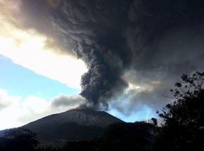 O volcão Chaparrastique expulsa cinza no leste de El Salvador