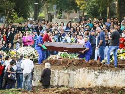 Familiares e amigos acompanham o sepultamento dos corpos do ator Rafael Henrique Miguel e de seus pais, João Alcisio Miguel e Miriam Selma Miguel, na zona sul de São Paulo.