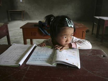 Criança em uma sala de aula na província chinesa de Fujian.