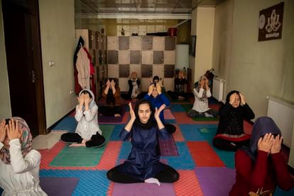 Em uma imagem do passado que dificilmente se repetiria agora, um grupo de mulheres pratica ioga em Cabul em abril. A fotógrafa Kiana Hayeri é pessimista: “Não vejo luz no fim do túnel”.