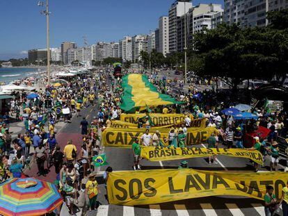 Manifesta&ccedil;&atilde;o convocada pelo MBL e pelo Vem pra Rua neste domingo, 26 de mar&ccedil;o, em Copacabana, no Rio. 
