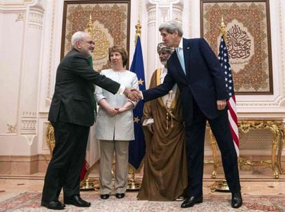 Da esquerda para a direita, o negociador iraniano Zarif, a europeia Ashton, o ministro das Relações Exteriores de Omã, Alawi, e o norte-americano Kerry, ontem em Mascate.
