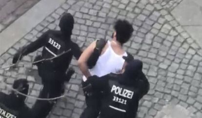 Um suspeito é levado pela polícia neste domingo em Berlim.