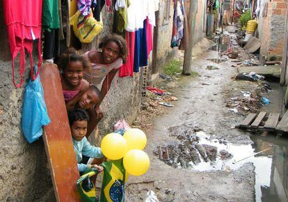 Crian&ccedil;as na favela do Mandela, Rio de Janeiro. 