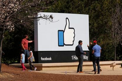 Visitantes fazem fotos diante do famoso "curtir" na sede do Facebook, em Menlo Park (Califórnia), em março de 2018.