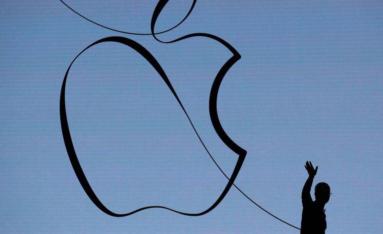 CEO da Apple, Tim Cook acena após apresentação em colégio de Chicago, em março.