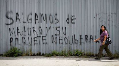 Pixação com os dizeres ‘Fora Maduro e seu pacote neoliberal’ em uma rua de Caracas, em 13 de setembro.