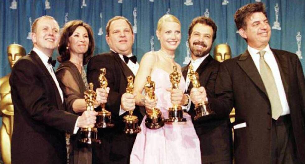 Harvey Weinstein (terceiro a partir da esquerda, ao lado de Gwyneth Paltrow) com a equipe de ‘Shakespeare Apaixonado’ no Oscar de 1999. A gigantesca campanha de promoção de Weinstein fez com que ‘Shakespeare Apaixonado’ arrebatasse a vitória de ‘O Resgate do Soldado Ryan’.