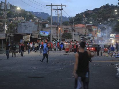 Manifestantes entraram em confronto com a policia nesta sexta-feira, em Tegucigalpa.
