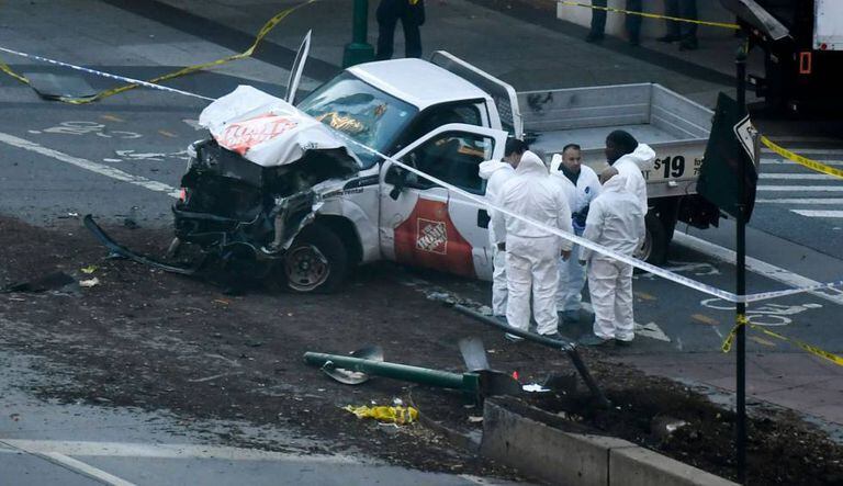 Investigadores inspecionam caminhonete usada por terrorista em ataque em Nova York.